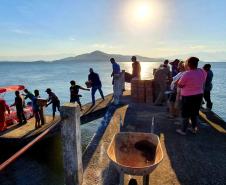 A ação envolveu oito barcos, distribuiu 1.043 cestas básicas e foi coordenada pela Diretoria Empresarial da Portos do Paraná. Foram beneficiados moradores da Ilha do Mel - Brasília, Encantadas e Ponta Oeste, Superagüi, São Miguel, Piaçaguera, Maciel, Eufrasina, Ponta do Ubá, Amparo, Europinha, Teixeira e Ilha das Peças.