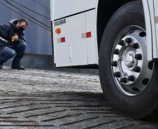 Pela primeira vez, um navio tipo RO-RO (Roll-on/roll-off) foi afretado exclusivamente para carregar um lote completo de ônibus no Porto de Paranaguá. Esta semana, o Ulusoy 5 levou 130 veículos de transporte de passageiros para Luanda, na Angola. Essa quantidade de ônibus embarcada, em uma única operação, também é novidade no porto paranaense.