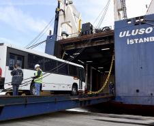 Pela primeira vez, um navio tipo RO-RO (Roll-on/roll-off) foi afretado exclusivamente para carregar um lote completo de ônibus no Porto de Paranaguá. Esta semana, o Ulusoy 5 levou 130 veículos de transporte de passageiros para Luanda, na Angola. Essa quantidade de ônibus embarcada, em uma única operação, também é novidade no porto paranaense.