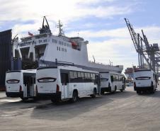 Pela primeira vez, um navio tipo RO-RO (Roll-on/roll-off) foi afretado exclusivamente para carregar um lote completo de ônibus no Porto de Paranaguá. Esta semana, o Ulusoy 5 levou 130 veículos de transporte de passageiros para Luanda, na Angola. Essa quantidade de ônibus embarcada, em uma única operação, também é novidade no porto paranaense.