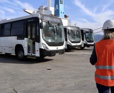 Pela primeira vez, um navio tipo RO-RO (Roll-on/roll-off) foi afretado exclusivamente para carregar um lote completo de ônibus no Porto de Paranaguá. Esta semana, o Ulusoy 5 levou 130 veículos de transporte de passageiros para Luanda, na Angola. Essa quantidade de ônibus embarcada, em uma única operação, também é novidade no porto paranaense.