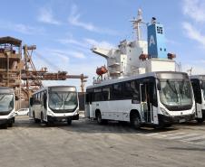 Pela primeira vez, um navio tipo RO-RO (Roll-on/roll-off) foi afretado exclusivamente para carregar um lote completo de ônibus no Porto de Paranaguá. Esta semana, o Ulusoy 5 levou 130 veículos de transporte de passageiros para Luanda, na Angola. Essa quantidade de ônibus embarcada, em uma única operação, também é novidade no porto paranaense.