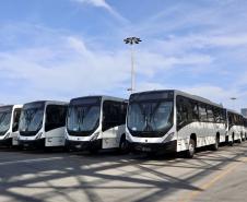 Pela primeira vez, um navio tipo RO-RO (Roll-on/roll-off) foi afretado exclusivamente para carregar um lote completo de ônibus no Porto de Paranaguá. Esta semana, o Ulusoy 5 levou 130 veículos de transporte de passageiros para Luanda, na Angola. Essa quantidade de ônibus embarcada, em uma única operação, também é novidade no porto paranaense.