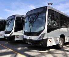 Pela primeira vez, um navio tipo RO-RO (Roll-on/roll-off) foi afretado exclusivamente para carregar um lote completo de ônibus no Porto de Paranaguá. Esta semana, o Ulusoy 5 levou 130 veículos de transporte de passageiros para Luanda, na Angola. Essa quantidade de ônibus embarcada, em uma única operação, também é novidade no porto paranaense.