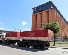 Os silos públicos do Porto de Paranaguá registraram o maior volume de embarque dos últimos dez anos. A quantidade de soja, em grão e farelo, somou quase 1,66 milhão de toneladas no primeiro semestre deste ano, com aumento de 67,8%, em relação ao volume embarcado pelo complexo em 2019 (cerca de 988,4 mil toneladas).