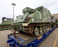 Trinta veículos foram doados pelos Estados Unidos ao Exército Brasileiro. Os tanques que vieram de Galveston, Texas, serão restaurados e modernizados para operações militares no País.