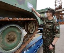 Trinta veículos foram doados pelos Estados Unidos ao Exército Brasileiro. Os tanques que vieram de Galveston, Texas, serão restaurados e modernizados para operações militares no País. 