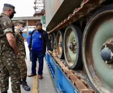 Trinta veículos foram doados pelos Estados Unidos ao Exército Brasileiro. Os tanques que vieram de Galveston, Texas, serão restaurados e modernizados para operações militares no País. 