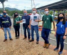 O cuidado com animais marinhos que vivem na área dos portos de Paranaguá e Antonina é o tema de uma nova campanha da Portos do Paraná. A empresa pública, em conjunto com a Cia Ambiental, desenvolveu uma cartilha para orientar embarcações sobre como agir ao encontrar grupos de botos-cinza durante a navegação.