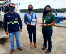 O cuidado com animais marinhos que vivem na área dos portos de Paranaguá e Antonina é o tema de uma nova campanha da Portos do Paraná. A empresa pública, em conjunto com a Cia Ambiental, desenvolveu uma cartilha para orientar embarcações sobre como agir ao encontrar grupos de botos-cinza durante a navegação.