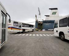 Primeiro lote de um total de 440 veículos partiu nesta quinta-feira (15), com destino ao Congo, no continente africano. Com isso, o porto paranaense reafirma sua posição como principal porta de saída de ônibus e micro-ônibus produzidos no Brasil.