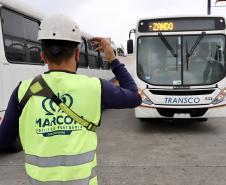 Primeiro lote de um total de 440 veículos partiu nesta quinta-feira (15), com destino ao Congo, no continente africano. Com isso, o porto paranaense reafirma sua posição como principal porta de saída de ônibus e micro-ônibus produzidos no Brasil.