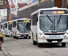 Primeiro lote de um total de 440 veículos partiu nesta quinta-feira (15), com destino ao Congo, no continente africano. Com isso, o porto paranaense reafirma sua posição como principal porta de saída de ônibus e micro-ônibus produzidos no Brasil.