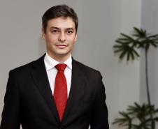 O advogado Luciano Costenaro Oliveira é o novo diretor administrativo financeiro da Portos do Paraná.