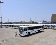 Primeiro lote de um total de 440 veículos partiu nesta quinta-feira (15), com destino ao Congo, no continente africano. Com isso, o porto paranaense reafirma sua posição como principal porta de saída de ônibus e micro-ônibus produzidos no Brasil.