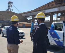 Os trabalhadores da Portos do Paraná, empresas terceirizadas, portuários avulsos e demais funcionários a serviço no Porto de Paranaguá receberam uma bênção especial na tarde desta terça-feira (3). As sedes administrativa e operacional foram uma das paradas da imagem de Nossa Senhora do Rocio na tradicional peregrinação que antecede a festa da padroeira do Estado. 