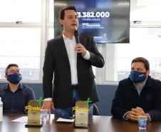 Faltando ainda um mês para acabar o ano, Paranaguá e Antonina batem recorde de 53,3 milhões de toneladas de cargas movimentadas – o maior volume da história. Ratinho Junior acompanhou a contagem regressiva e comemorou com os trabalhadores. 