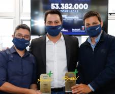 Faltando ainda um mês para acabar o ano, Paranaguá e Antonina batem recorde de 53,3 milhões de toneladas de cargas movimentadas – o maior volume da história. Ratinho Junior acompanhou a contagem regressiva e comemorou com os trabalhadores. 