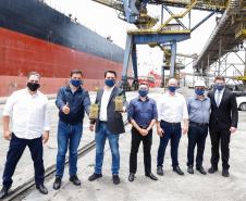 Faltando ainda um mês para acabar o ano, Paranaguá e Antonina batem recorde de 53,3 milhões de toneladas de cargas movimentadas – o maior volume da história. Ratinho Junior acompanhou a contagem regressiva e comemorou com os trabalhadores. 