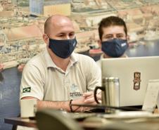 Nesta sexta-feira (27), último dia de testes antes da efetivação do novo protocolo de segurança no trabalho na Portos do Paraná, se comemora o Dia do Técnico de Segurança no Trabalho. Atuando nos portos de Paranaguá e Antonina, são onzes profissionais que tornam as operações portuárias mais seguras com planejamento e ação. Quatro na empresa pública e sete na Cia Ambiental, empresa que presta assessoria ambiental para a Portos do Paraná.