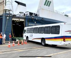 São 155 ônibus em uma única operação. Veículos de transporte coletivo serão levados para os portos de Boma, no Congo, e Luanda, em Angola. A operação é feita no cais público, pela empresa Marcon. 