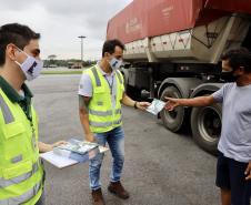 A empresa pública Portos do Paraná dá início à campanha para orientar os trabalhadores portuários, prestadores de serviços e caminhoneiros quanto ao teste do etilômetro, que passa ser realizado a partir do próximo dia 30. O etilômetros é o equipamento utilizado para fazer o exame que indica a concentração de álcool no ar exalado dos pulmões de quem é testado.