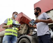 A empresa pública Portos do Paraná dá início à campanha para orientar os trabalhadores portuários, prestadores de serviços e caminhoneiros quanto ao teste do etilômetro, que passa ser realizado a partir do próximo dia 30. O etilômetros é o equipamento utilizado para fazer o exame que indica a concentração de álcool no ar exalado dos pulmões de quem é testado.