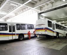 São 155 ônibus em uma única operação. Veículos de transporte coletivo serão levados para os portos de Boma, no Congo, e Luanda, em Angola. A operação é feita no cais público, pela empresa Marcon. 