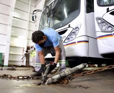 São 155 ônibus em uma única operação. Veículos de transporte coletivo serão levados para os portos de Boma, no Congo, e Luanda, em Angola. A operação é feita no cais público, pela empresa Marcon. 