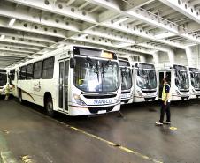 São 155 ônibus em uma única operação. Veículos de transporte coletivo serão levados para os portos de Boma, no Congo, e Luanda, em Angola. A operação é feita no cais público, pela empresa Marcon. 