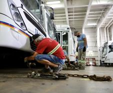 São 155 ônibus em uma única operação. Veículos de transporte coletivo serão levados para os portos de Boma, no Congo, e Luanda, em Angola. A operação é feita no cais público, pela empresa Marcon. 