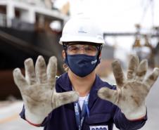 Nesta sexta-feira (27), último dia de testes antes da efetivação do novo protocolo de segurança no trabalho na Portos do Paraná, se comemora o Dia do Técnico de Segurança no Trabalho. Atuando nos portos de Paranaguá e Antonina, são onzes profissionais que tornam as operações portuárias mais seguras com planejamento e ação. Quatro na empresa pública e sete na Cia Ambiental, empresa que presta assessoria ambiental para a Portos do Paraná.