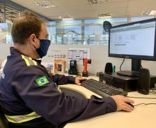 Nesta sexta-feira (27), último dia de testes antes da efetivação do novo protocolo de segurança no trabalho na Portos do Paraná, se comemora o Dia do Técnico de Segurança no Trabalho. Atuando nos portos de Paranaguá e Antonina, são onzes profissionais que tornam as operações portuárias mais seguras com planejamento e ação. Quatro na empresa pública e sete na Cia Ambiental, empresa que presta assessoria ambiental para a Portos do Paraná.