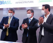 Paraná passa a ser o primeiro Estado do Brasil a conceder um terminal portuário por decisão própria. O terminal PAR12 tem 74,1 mil metros quadrados de área e capacidade estática para 4 mil veículos e armazenagem anual de 120 mil veículos.