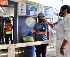 Desde março, mais de 1,2 milhões de triagens de saúde foram realizadas junto a caminhoneiros e trabalhadores no Porto de Paranaguá. Há atendimento com médicos e enfermeiros 24 horas, todos os dias, além de suprimentos como álcool em gel, máscaras, luvas, novas pias, chuveiros e serviço de desinfecção. 