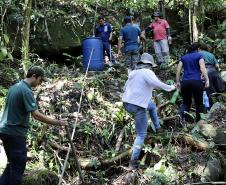 Estiagem comprometeu o abastecimento de comunidades e ilhas. Ação é realizada no âmbito de licenciamento ambiental do Porto de Paranaguá