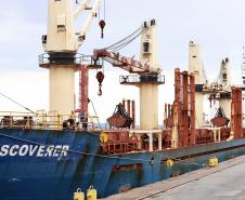 O navio Discoverer, de bandeira das Ilhas Marshall, tem 179,9 metros de comprimento por 28,4 metros de largura (boca). A embarcação tem cinco porões. A previsão de duração da operação é de cinco dias, com produtividade de 6.000 toneladas por dia, dependendo das condições meteorológicas, já que com chuva o produto não é descarregado.