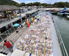 A empresa pública, em parceria com a Defesa Civil, entregou às comunidades isoladas 3.571 cestas básicas em 2020. São cerca de 60 toneladas de alimentos transportados em logística que envolveu dezenas de barcos e pessoas.
