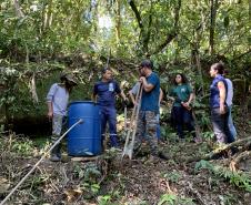 Através do programa de Educação Ambiental, a empresa pública Portos do Paraná está apoiando a gestão de abastecimento de água nas comunidades ilhadas da baia de Paranaguá, que estão na área de influência do porto. Segundo João Paulo Santana, diretor de Meio Ambiente da Portos do Paraná, “o apoio se dá em parceria com a prefeitura municipal de Paranaguá, representada pela Secretaria de Agricultura e Pesca, e pela CAGEPAR -  Central de Água, Esgoto e Serviços Concedidos do Litoral do Paraná.  “Com a estiagem 