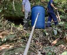 Através do programa de Educação Ambiental, a empresa pública Portos do Paraná está apoiando a gestão de abastecimento de água nas comunidades ilhadas da baia de Paranaguá, que estão na área de influência do porto. Segundo João Paulo Santana, diretor de Meio Ambiente da Portos do Paraná, “o apoio se dá em parceria com a prefeitura municipal de Paranaguá, representada pela Secretaria de Agricultura e Pesca, e pela CAGEPAR -  Central de Água, Esgoto e Serviços Concedidos do Litoral do Paraná.  “Com a estiagem 