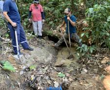 Através do programa de Educação Ambiental, a empresa pública Portos do Paraná está apoiando a gestão de abastecimento de água nas comunidades ilhadas da baia de Paranaguá, que estão na área de influência do porto. Segundo João Paulo Santana, diretor de Meio Ambiente da Portos do Paraná, “o apoio se dá em parceria com a prefeitura municipal de Paranaguá, representada pela Secretaria de Agricultura e Pesca, e pela CAGEPAR -  Central de Água, Esgoto e Serviços Concedidos do Litoral do Paraná.  “Com a estiagem 