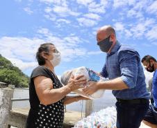 A empresa pública, em parceria com a Defesa Civil, entregou às comunidades isoladas 3.571 cestas básicas em 2020. São cerca de 60 toneladas de alimentos transportados em logística que envolveu dezenas de barcos e pessoas.