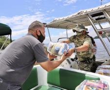 A empresa pública, em parceria com a Defesa Civil, entregou às comunidades isoladas 3.571 cestas básicas em 2020. São cerca de 60 toneladas de alimentos transportados em logística que envolveu dezenas de barcos e pessoas.
