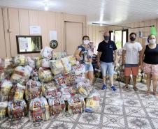 A empresa pública, em parceria com a Defesa Civil, entregou às comunidades isoladas 3.571 cestas básicas em 2020. São cerca de 60 toneladas de alimentos transportados em logística que envolveu dezenas de barcos e pessoas.