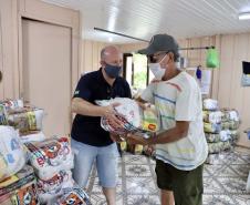 A empresa pública, em parceria com a Defesa Civil, entregou às comunidades isoladas 3.571 cestas básicas em 2020. São cerca de 60 toneladas de alimentos transportados em logística que envolveu dezenas de barcos e pessoas.