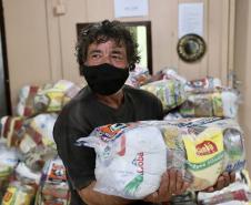 A empresa pública, em parceria com a Defesa Civil, entregou às comunidades isoladas 3.571 cestas básicas em 2020. São cerca de 60 toneladas de alimentos transportados em logística que envolveu dezenas de barcos e pessoas.