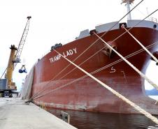 Navios maiores poderão atracar no cais comercial do porto de Paranaguá trazendo uma carga e se habilitar para retornar com a soja do Corredor de Exportação. Ensaio foi com a embarcação Tramp Lady, que descarregou de 41.748 toneladas de fertilizante.