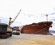 Navios maiores poderão atracar no cais comercial do porto de Paranaguá trazendo uma carga e se habilitar para retornar com a soja do Corredor de Exportação. Ensaio foi com a embarcação Tramp Lady, que descarregou de 41.748 toneladas de fertilizante.