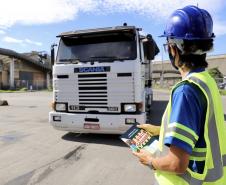 Todos os dias, em média, 1,2 mil caminhões acessam o cais do Porto de Paranaguá. Apesar de estarem em maior quantidade, esses não são os únicos elementos que compõe tráfego na faixa primária. Para circular no local, além de cuidado e atenção redobrados, é preciso seguir as regras gerais de trânsito. O cumprimento dessas é frequentemente monitorado. A fiscalização é constante.