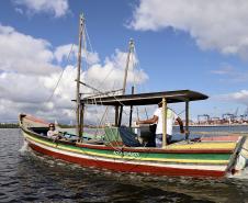 Empresa Portos do Paraná promove ações de comunicação e valorização da atividade, aproveitando o aumento no número de veranistas nas praias. A atividade garante renda a cerca de 6 mil famílias no litoral paranaense.